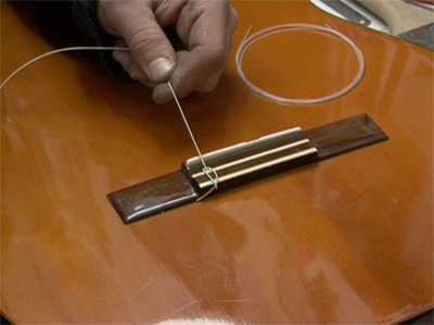 comment poser des cordes de guitare classique