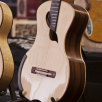 video guitare : Julien Lebrun - Modle innovant Luce au salon de la belle guitare avec laguitare.com