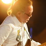 Sur Scne guitare : Nguyn L - le guitariste aux doigts d or avec laguitare.com