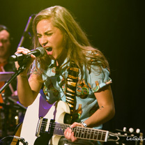 Sur Scne guitare : Nina Attal - Au Divan du Monde avec laguitare.com