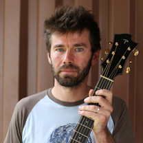 video guitare : Jean-Pierre Picard - Modle Thas grand concert avec laguitare.com