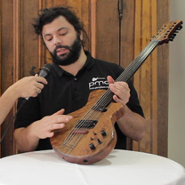 video guitare : PMC Guitars Pierre-Marie Châteauneuf - The Holy Grail Guitar Show 2015 avec laguitare.com