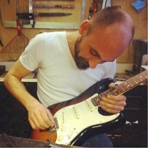 luthiers guitares et basses : Eponyme Guitare Romain Naufle  - Hommage au luthier