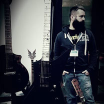 luthiers guitares et basses : Darius Guitarz ALEX DMYTRIW  - Son stand au HGGS