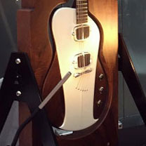 luthiers guitares et basses : Sauvage Guitars Julien Roure  - Les Wild au HGGS 2016